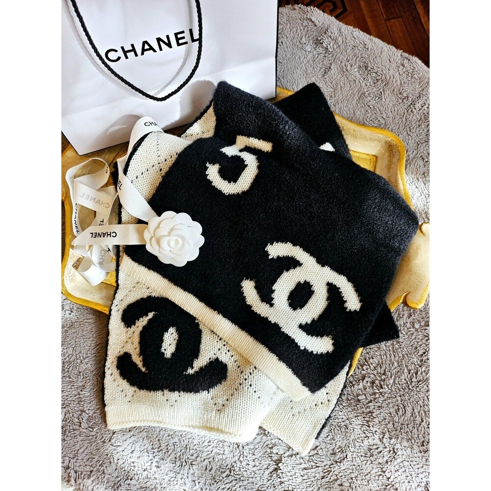 CHANEL 21B Wool Cashmere Silk CC Reversible Scarf, Black & White, NWT